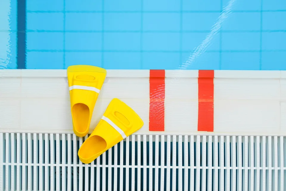 Sân chơi, dụng cụ và khu tập đầy đủ